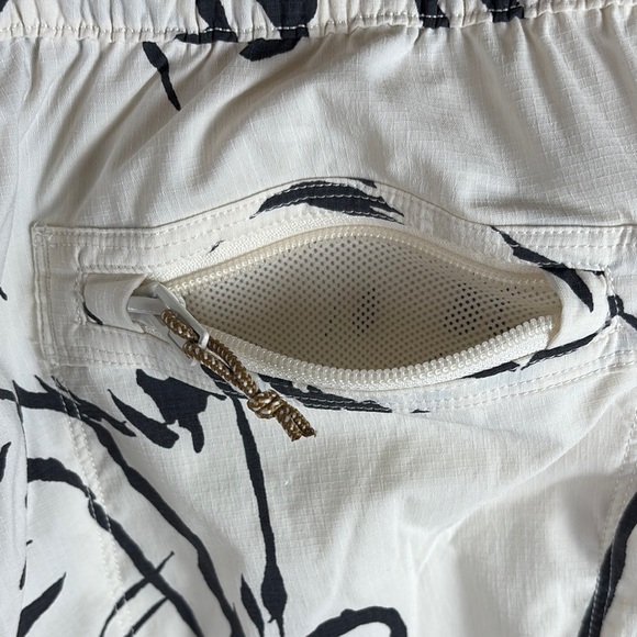 NWOT The North Face Black and White Athletic Shorts - Picture 5 of 7